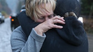 Karen Espersen tröstet Tochter Katie – Bitten und Gebete halfen nichts. 300 Strauße wurden ...