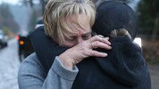 Karen Espersen tröstet Tochter Katie – Bitten und Gebete halfen nichts. 300 Strauße wurden ...