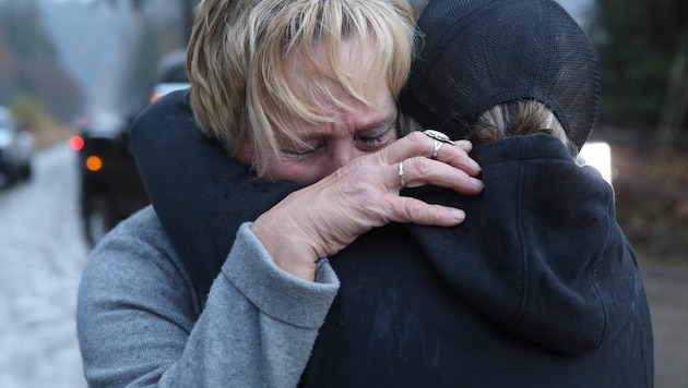 Karen Espersen tröstet Tochter Katie – Bitten und Gebete halfen nichts. 300 Strauße wurden ...
