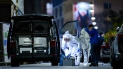 Spezialkräfte der Polizei nahmen den Tatort, ein türkisches Restaurant, genau unter die Lupe.