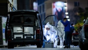 Spezialkräfte der Polizei nahmen den Tatort, ein türkisches Restaurant, genau unter die Lupe.