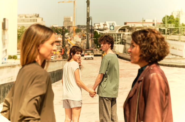 Mike & Nisha (Mitte) haben so einiges zu verbergen – für die beiden Ermittlerinnen ist das nicht ...