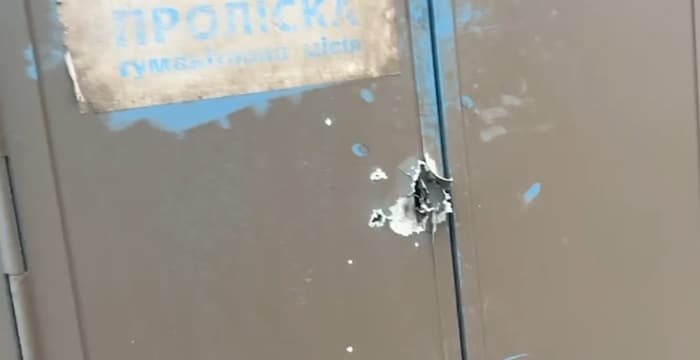 Splitter durchdrangen das komplette Fahrzeug.