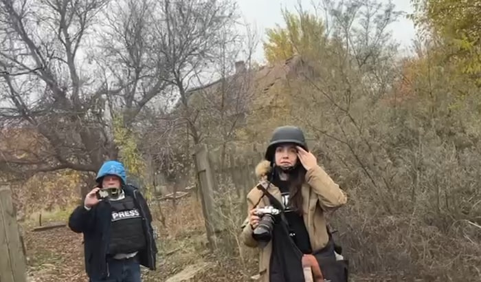 Wehrschütz im Bild mit der Agenturjournalistin nur Augenblicke nach dem Einschlag