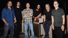 Die etablierten Herren der Foo Fighters rund um Mastermind Dave Grohl (l.) mit ihrem neuen ...
