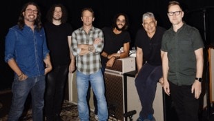 Die etablierten Herren der Foo Fighters rund um Mastermind Dave Grohl (l.) mit ihrem neuen ...