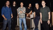 Die etablierten Herren der Foo Fighters rund um Mastermind Dave Grohl (l.) mit ihrem neuen ...