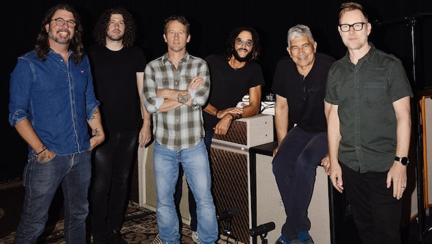 The established gentlemen of the Foo Fighters around mastermind Dave Grohl (l.) with their new ...