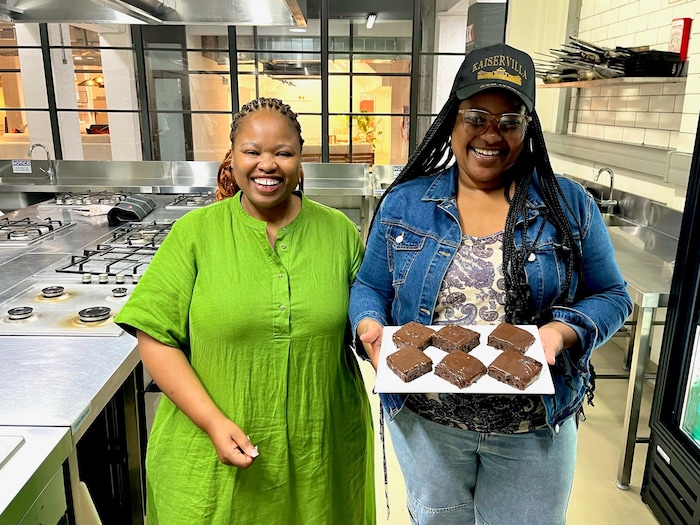 Priscilla mit ihrer Mentorin Mbuyi Jonggo in der Ausbildungsküche von Cooktastic in Südafrika.