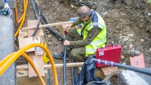 Die Glasfaserkabel werden von speziellen Technikern eingepflegt.