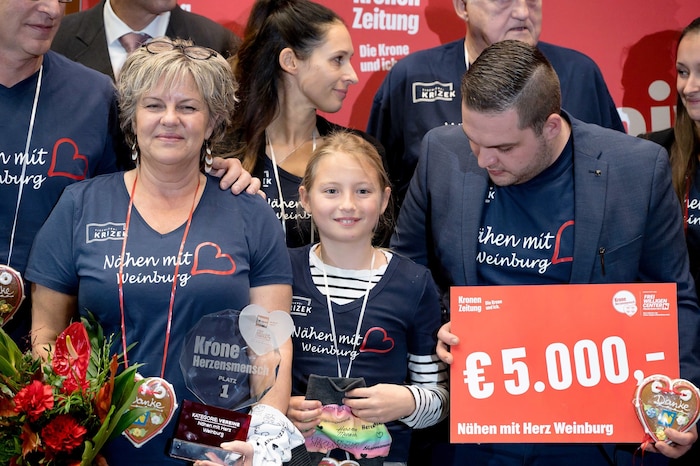 Kleidung im Mini-Format wird von Mitmenschen mit großem Herz hergestellt. In Weinburg wird auch ...