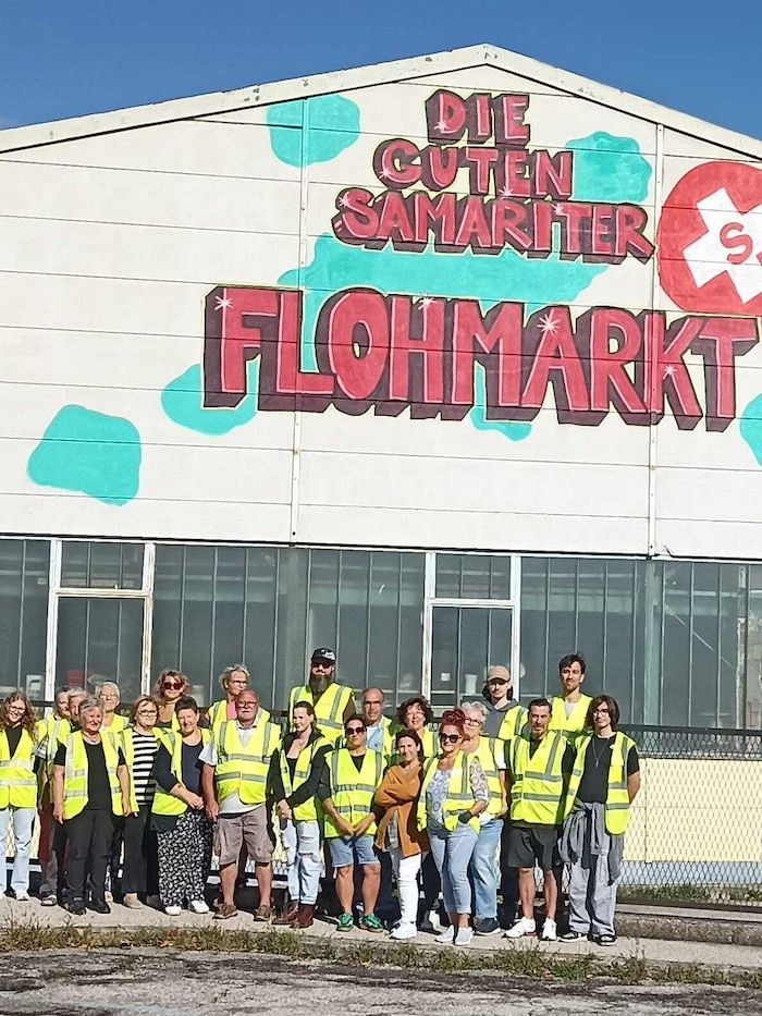 Das umfangreiche Angebot in der Verkaufshalle der „Guten Samariter“ lockt zahlreiche Kunden und ...