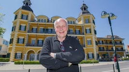 Trainer-Guru Otto Pfister beim Besuch in Kärnten, hier am Schlosshotel in Velden.