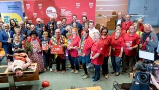 Die drei Herzensmensch-Vereine 2025 und ihre Gratulanten.