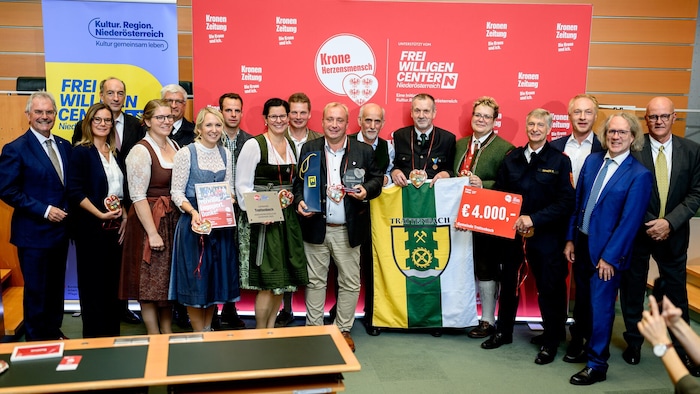 Bürgermeister Christian Trettler und die Abordnung aus Trattenbach feierten die ...