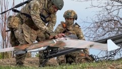 Russische Streitkräfte bereiten eine Drohne vor (Archivbild).