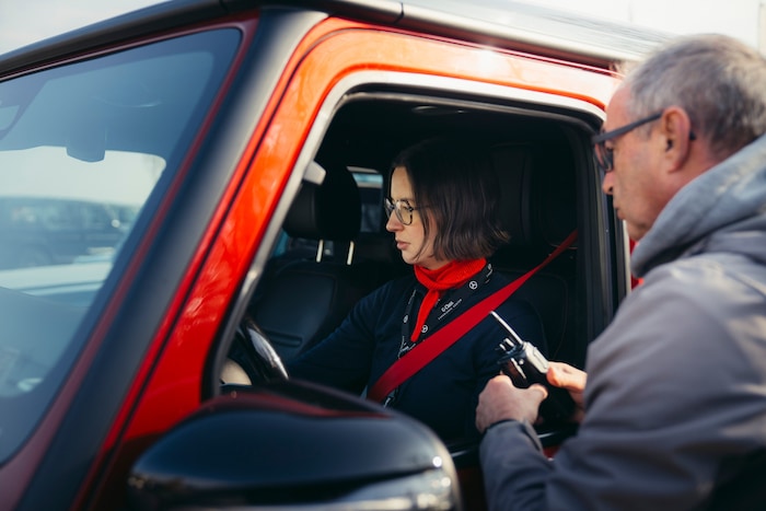 Instruktor Peter Bauregger erklärt auch „Krone“-Redakteurin Hannah Michaeler, wie man mit der ...
