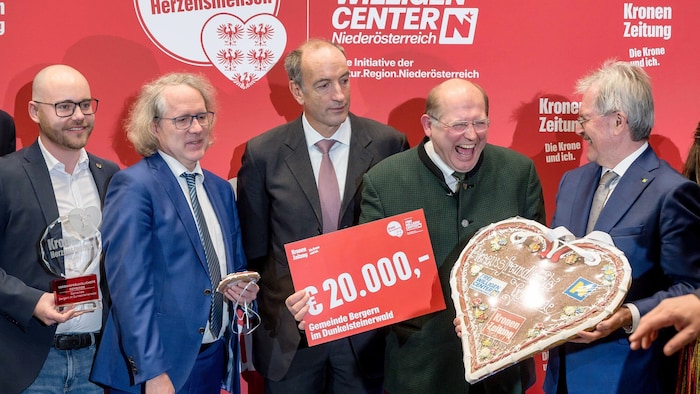 Ein herzliches Lachen: Bürgermeister Roman Janacek (2. v. re.) aus Bergern mit Timothy ...