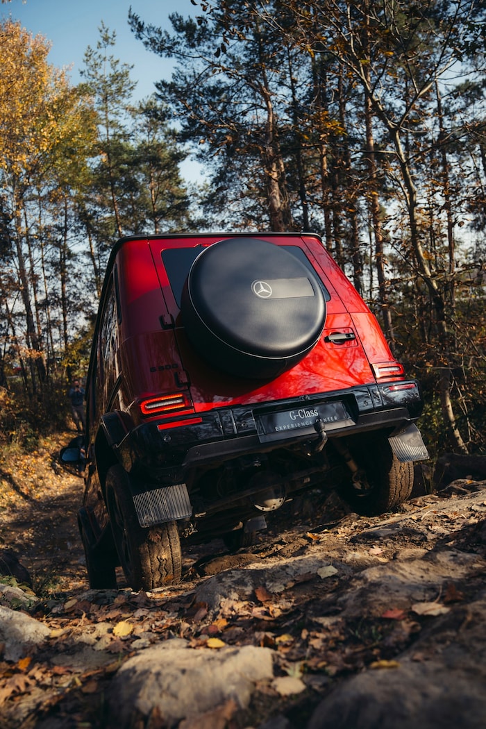 Ein Mercedes G auf der Wald-Teststrecke im G-Class Experience Center bei Graz