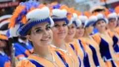 Die Tänzerinnen sorgen für Stimmung.