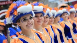 Die Tänzerinnen sorgen für Stimmung.