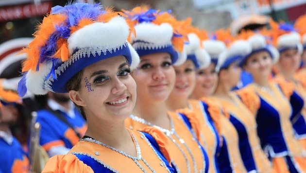 Die Tänzerinnen sorgen für Stimmung.
