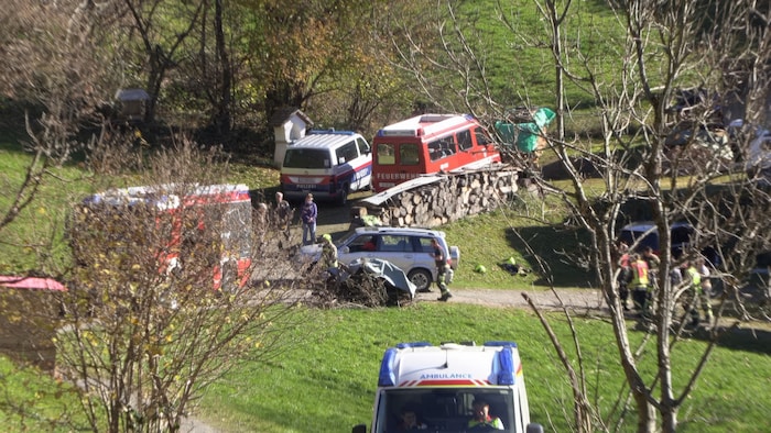 Feuerwehr, Polizei, Rettung und Bergrettung waren vor Ort.