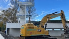 Der Bagger steht bereit und könnte ab Dienstag mit den Abrissarbeiten beginnen. Kommt es nun ...