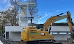Der Bagger steht bereit und könnte ab Dienstag mit den Abrissarbeiten beginnen. Kommt es nun ...