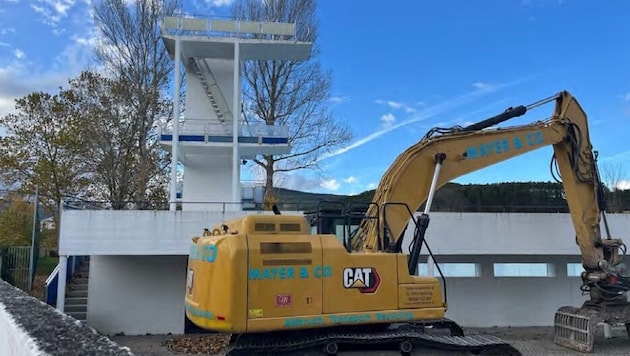 Der Bagger steht bereit und könnte ab Dienstag mit den Abrissarbeiten beginnen. Kommt es nun ...