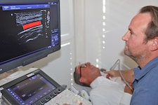 Radiologe Imre Vasvary in seiner neu eröffneten Praxis in Saalfelden. 