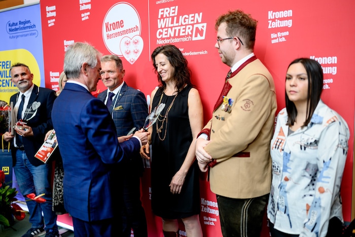 Birgit Toifl (hier mit Landtagspräsident Karl Wilfing) sorgt mit ihrer Gruppe „Ferien ohne ...