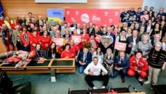 Sie alle sind Herzensmenschen: Großes Gruppenfoto im Sitzungssaal des Landtages im ...