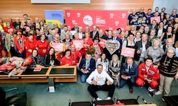 Sie alle sind Herzensmenschen: Großes Gruppenfoto im Sitzungssaal des Landtages im ...