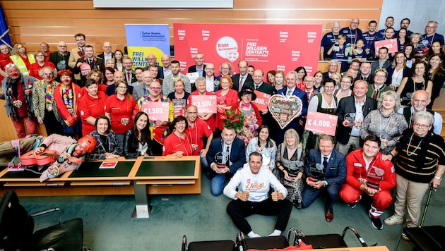 Sie alle sind Herzensmenschen: Großes Gruppenfoto im Sitzungssaal des Landtages im ...