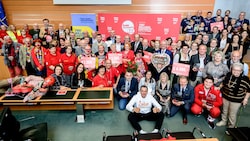 Sie alle sind Herzensmenschen: Großes Gruppenfoto im Sitzungssaal des Landtages im ...