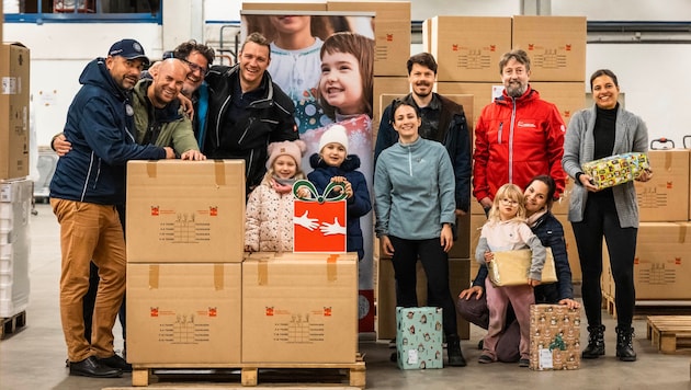 Jedes Jahr werden auch im Regionallager in Tirol Tausende Weihnachtspakete für bedürftige Kinder ...