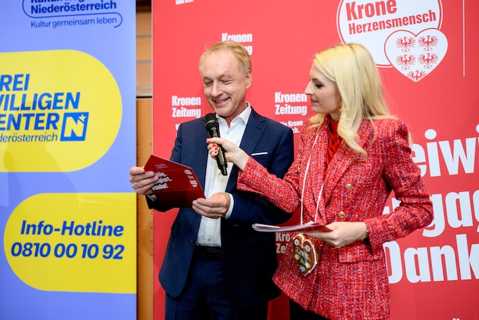 „Krone“-Geschäftsführer Gerhard Valeskini präsentierte mit Jana Pasching die Sieger in der ...
