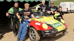 Die Marchers aus Gunzenberg vor ihrem Rennboliden.