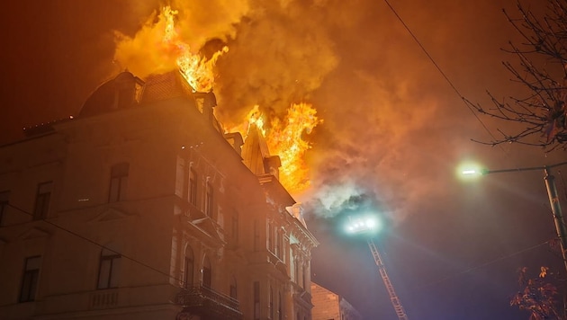 Das Dach der Altstadtvilla stand in Vollbrand.