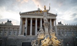 Der Pallas-Athene-Brunnen vor dem Parlament: Athene hält die Siegesgöttin Nike in der Hand, die ...