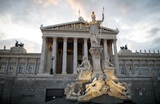 Der Pallas-Athene-Brunnen vor dem Parlament: Athene hält die Siegesgöttin Nike in der Hand, die ...