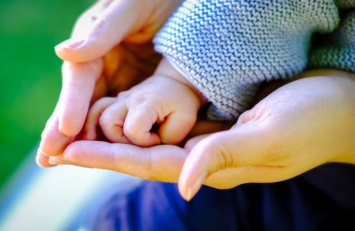 Das junge Paar möchte sich selbst um die gemeinsame Tochter kümmern, doch die Behörde sieht ...
