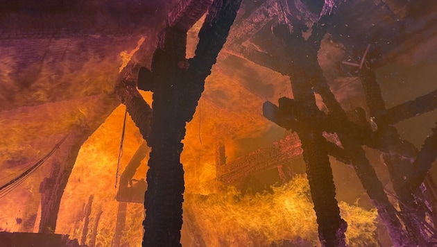 Der Dachstuhl wurde ein Raub der Flammen.