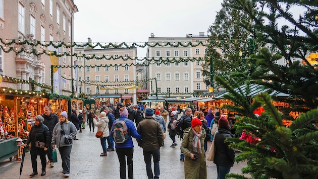Zahlreiche Menschen locken die Salzburger Christkindlmärkte jedes Jahr an.