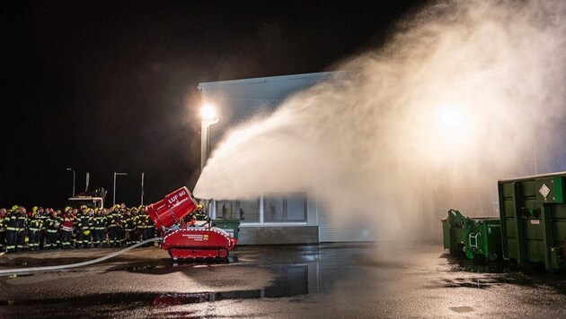 Mit einem neuen Fahrzeug wurde die Halle in einer Minute rauchfrei gemacht.