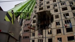 In Dnipro krachte eine Drohne in ein neunstöckiges Wohnhaus, dadurch wurden Wohnungen auf ...