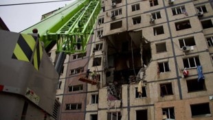 In Dnipro krachte eine Drohne in ein neunstöckiges Wohnhaus, dadurch wurden Wohnungen auf ...