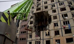 In Dnipro krachte eine Drohne in ein neunstöckiges Wohnhaus, dadurch wurden Wohnungen auf ...