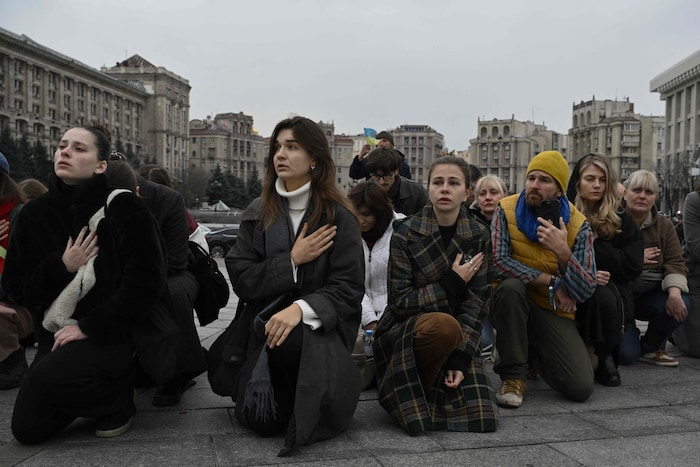 Freunde und Kollegen während der Abschiedszeremonie für den verstorbenen ukrainischen Soldaten ...